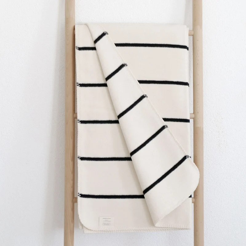 RIEMA Kuscheldecke JULE aus 100% Bio-Baumwolle (kbA) schwarz-natur