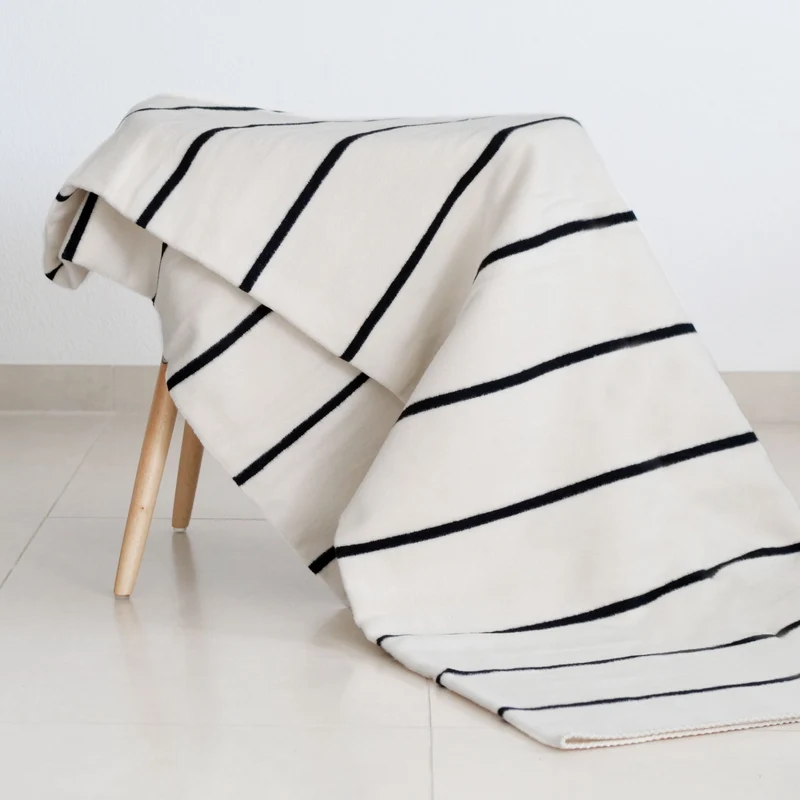 RIEMA Kuscheldecke JULE aus 100% Bio-Baumwolle (kbA) schwarz-natur