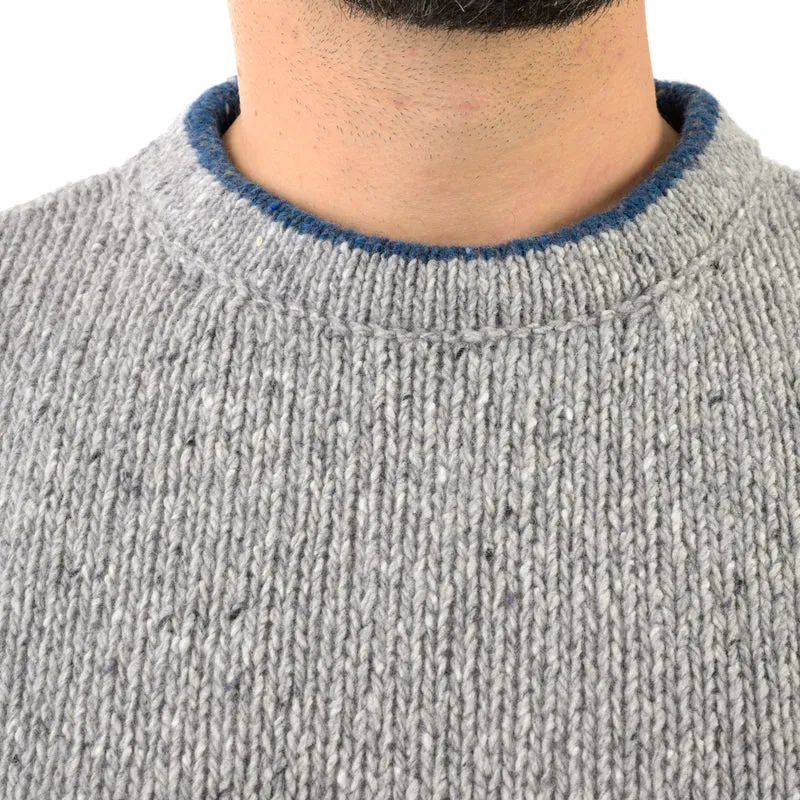 Grauer Rundhalspulli mit blauen Akzenten