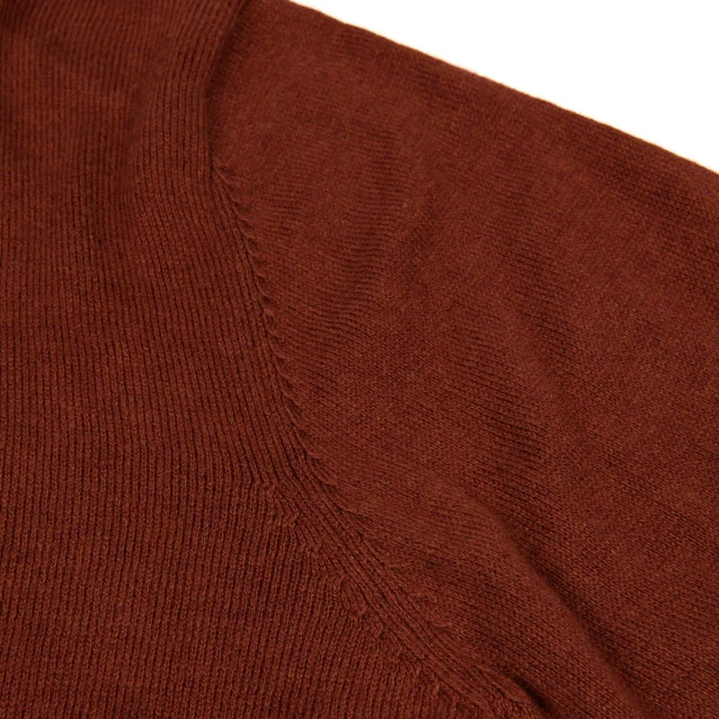 Leichter Herrenpullover mit V-Ausschnitt