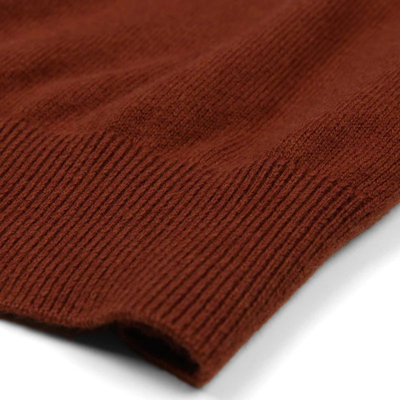 Leichter Herrenpullover mit V-Ausschnitt