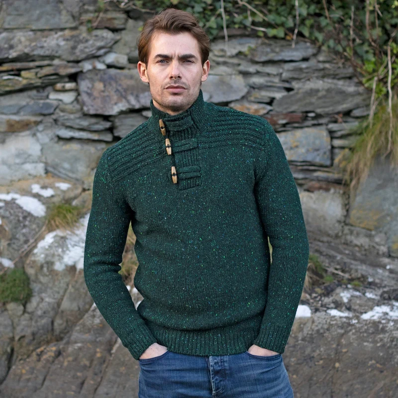 Grobstrickpullover mit Holzknöpfen
