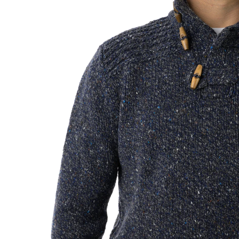 Grobstrickpullover mit Holzknöpfen