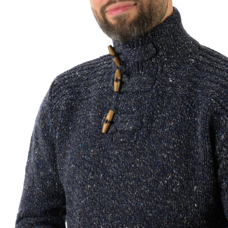 Grobstrickpullover mit Holzknöpfen
