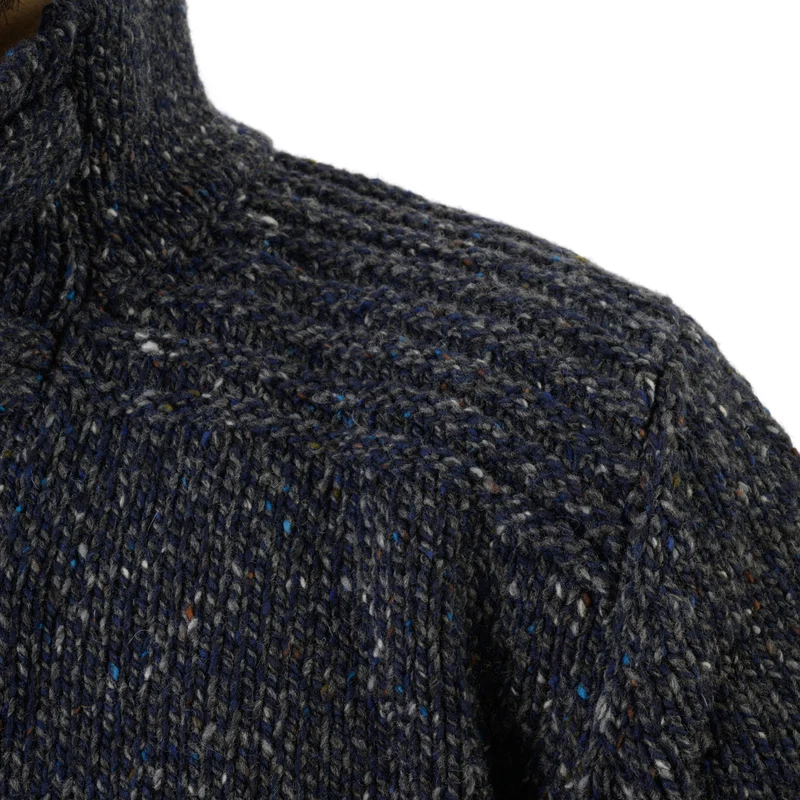 Grobstrickpullover mit Holzknöpfen