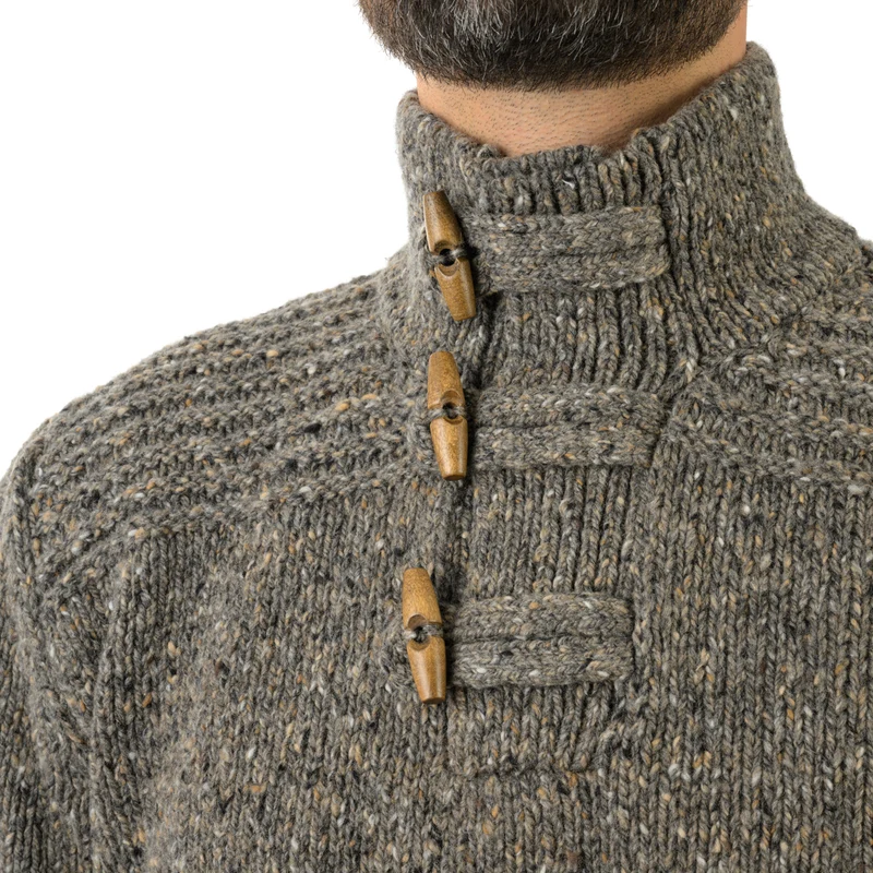 Grobstrickpullover mit Holzknöpfen