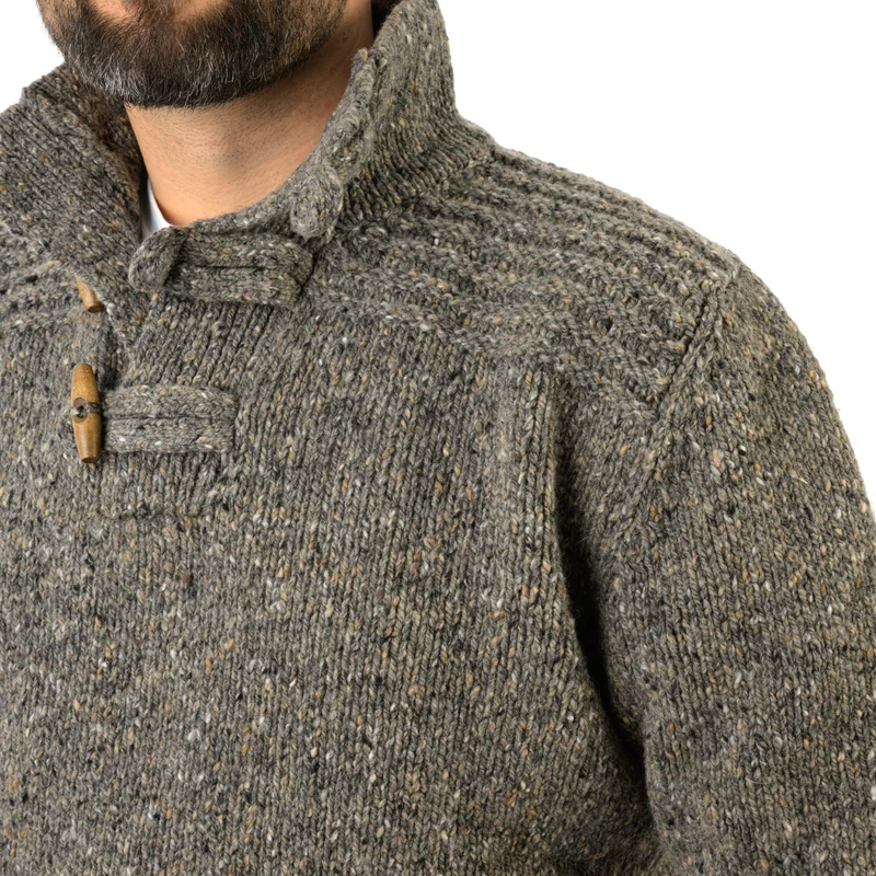 Grobstrickpullover mit Holzknöpfen