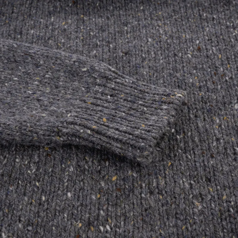 Grobstrickpullover mit Holzknöpfen