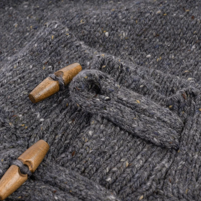 Grobstrickpullover mit Holzknöpfen