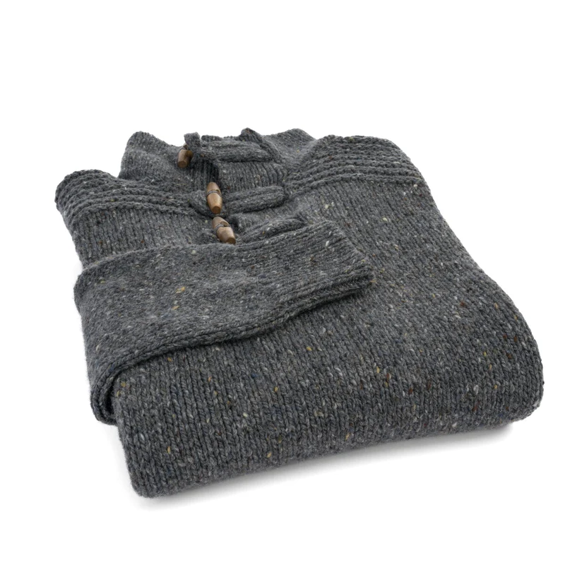 Grobstrickpullover mit Holzknöpfen