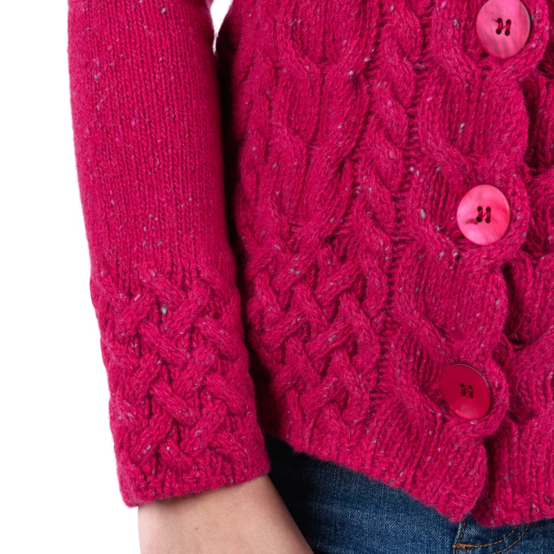 Kurzer Cardigan im Zopfmuster