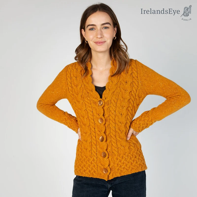 Kurzer Cardigan im Zopfmuster