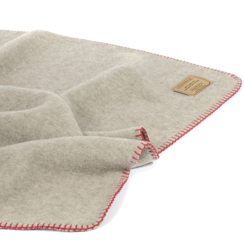 Sehr weiche Babydecke "LINA" mit roter Umkettelung