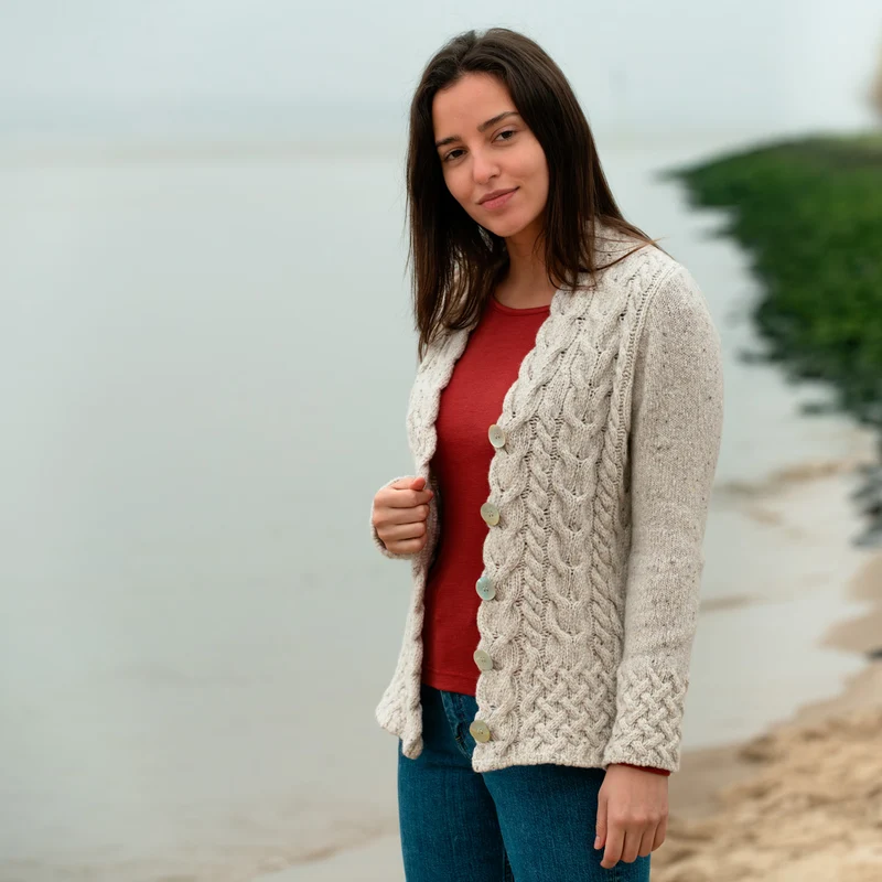 Cardigan mit irischem Zopfmuster - Wollweiss