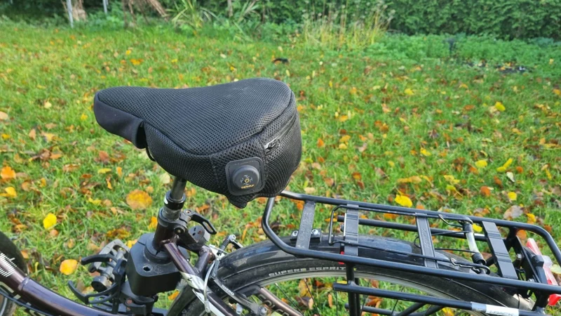 Beheizbarer Fahrradsattelbezug mit Regenschutzbezug