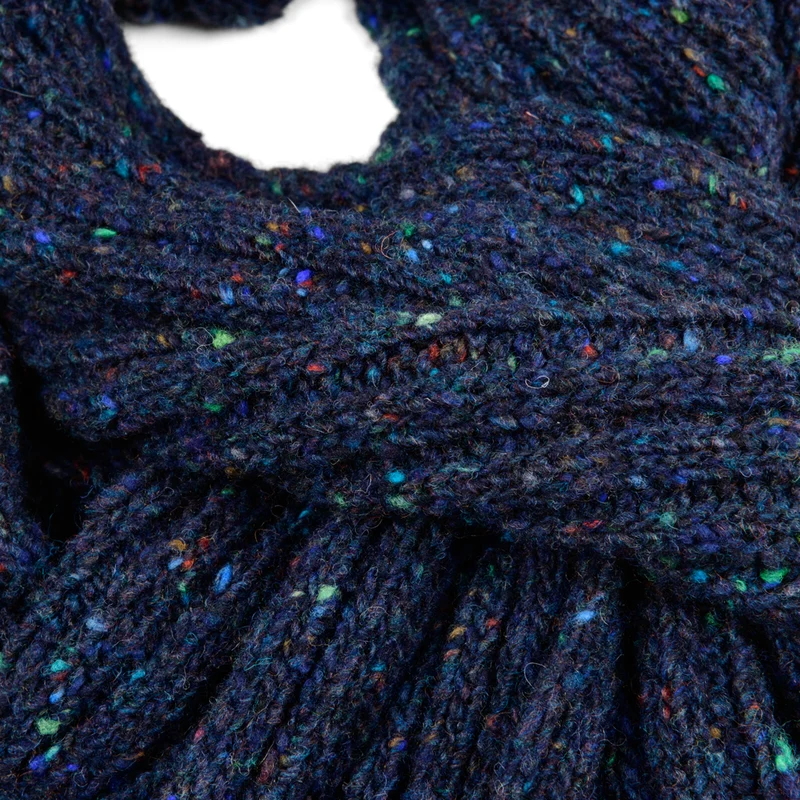 Schmaler Strickschal im klassischen Rippenmuster