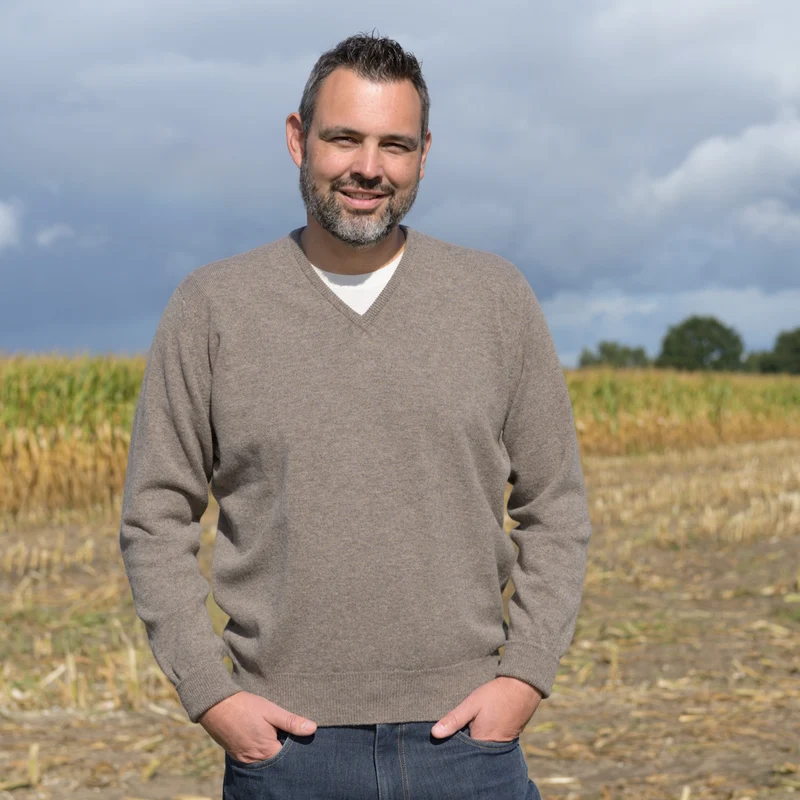 Klassischer Pullover mit V-Ausschnitt