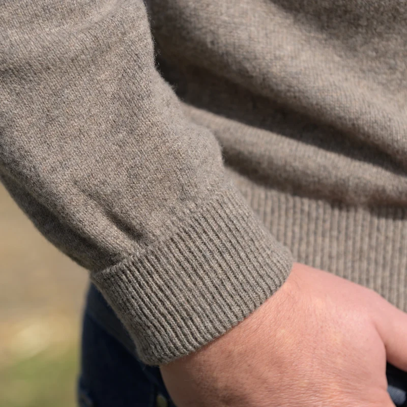 Klassischer Pullover mit V-Ausschnitt