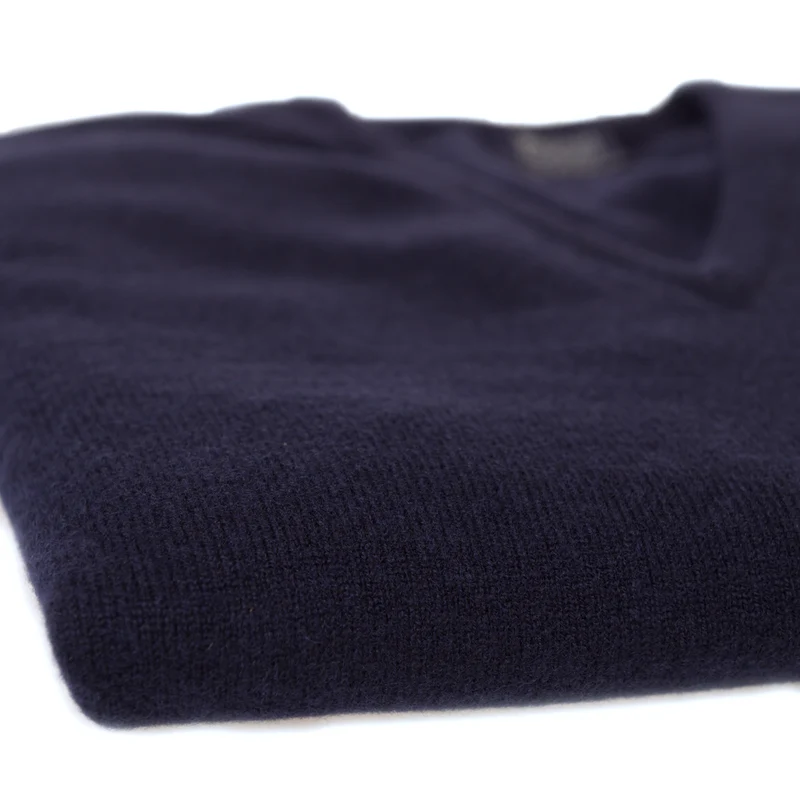 Klassischer Pullover mit V-Ausschnitt