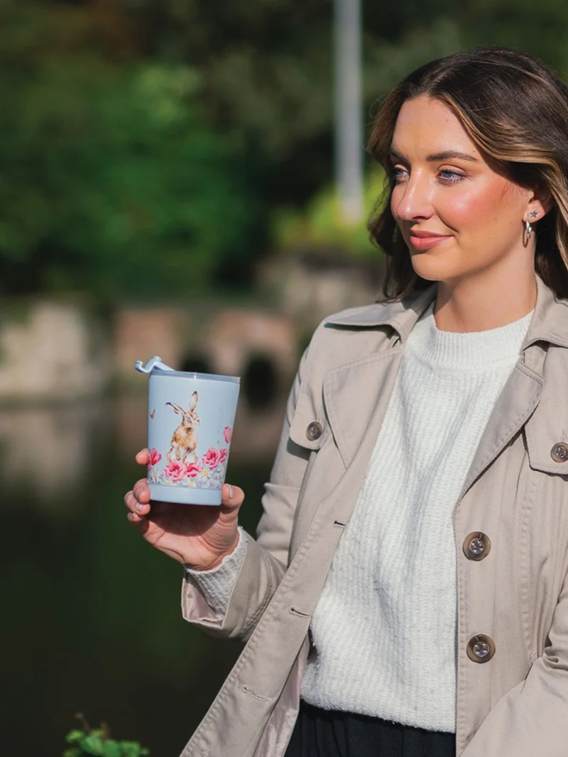 Hasen Thermosbecher To Go "Field of Flowers" von Wrendale Designs