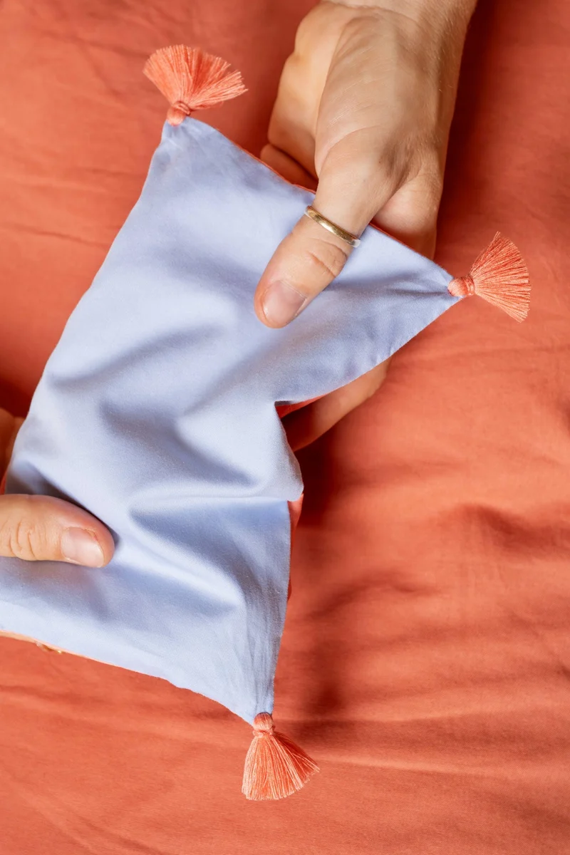 Eye Pillow - RAHA tassels - Blue/Coral