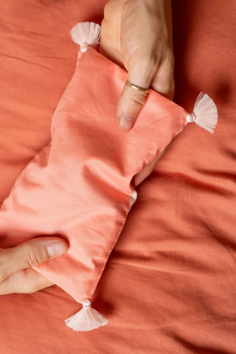 Eye Pillow - RAHA tassels - Coral/Rose