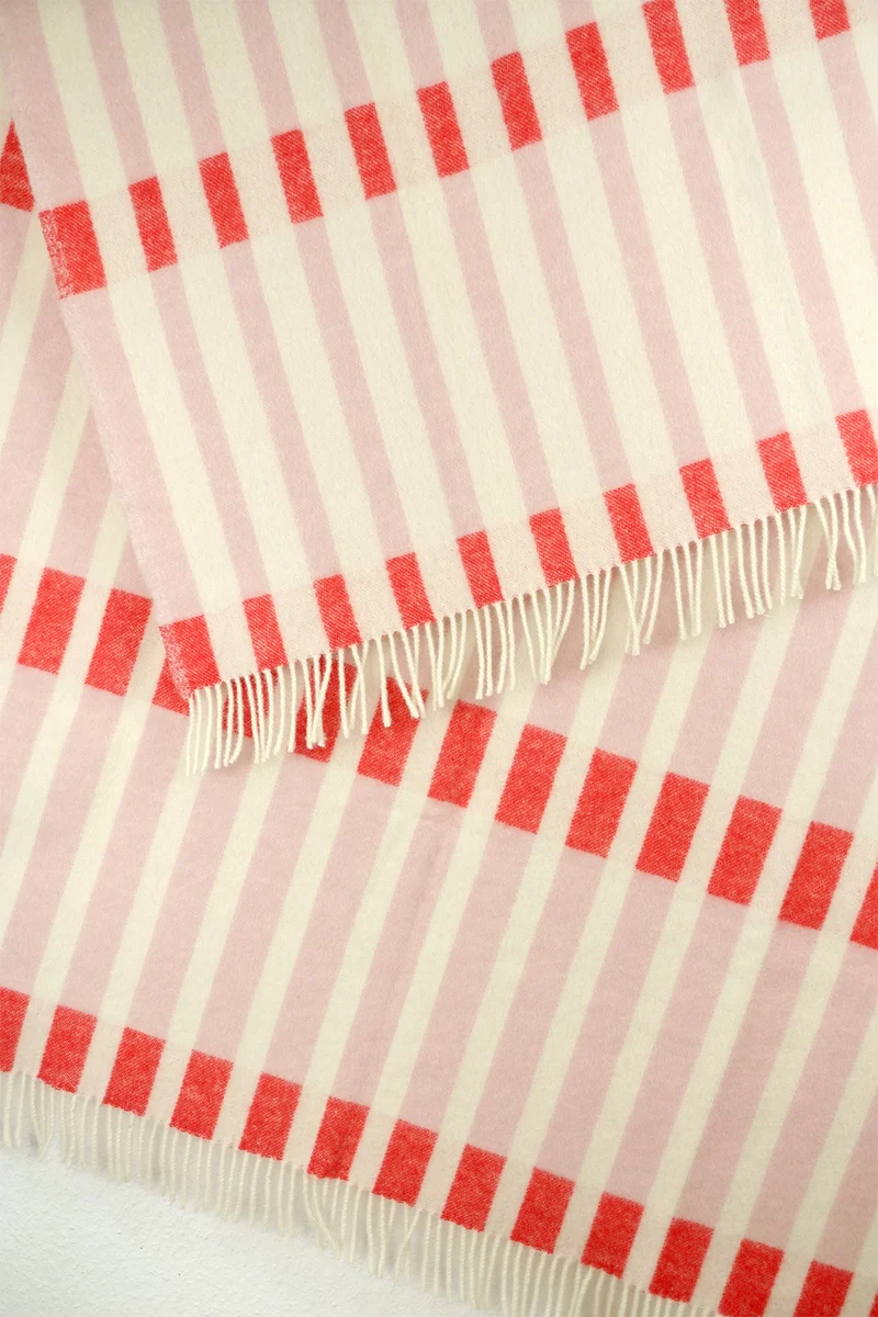Wolldecke / Kuscheldecke DESSAU rose / tomato / white