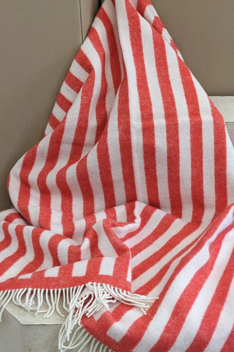 Wolldecke / Kuscheldecke STRIPES tomato red / off white