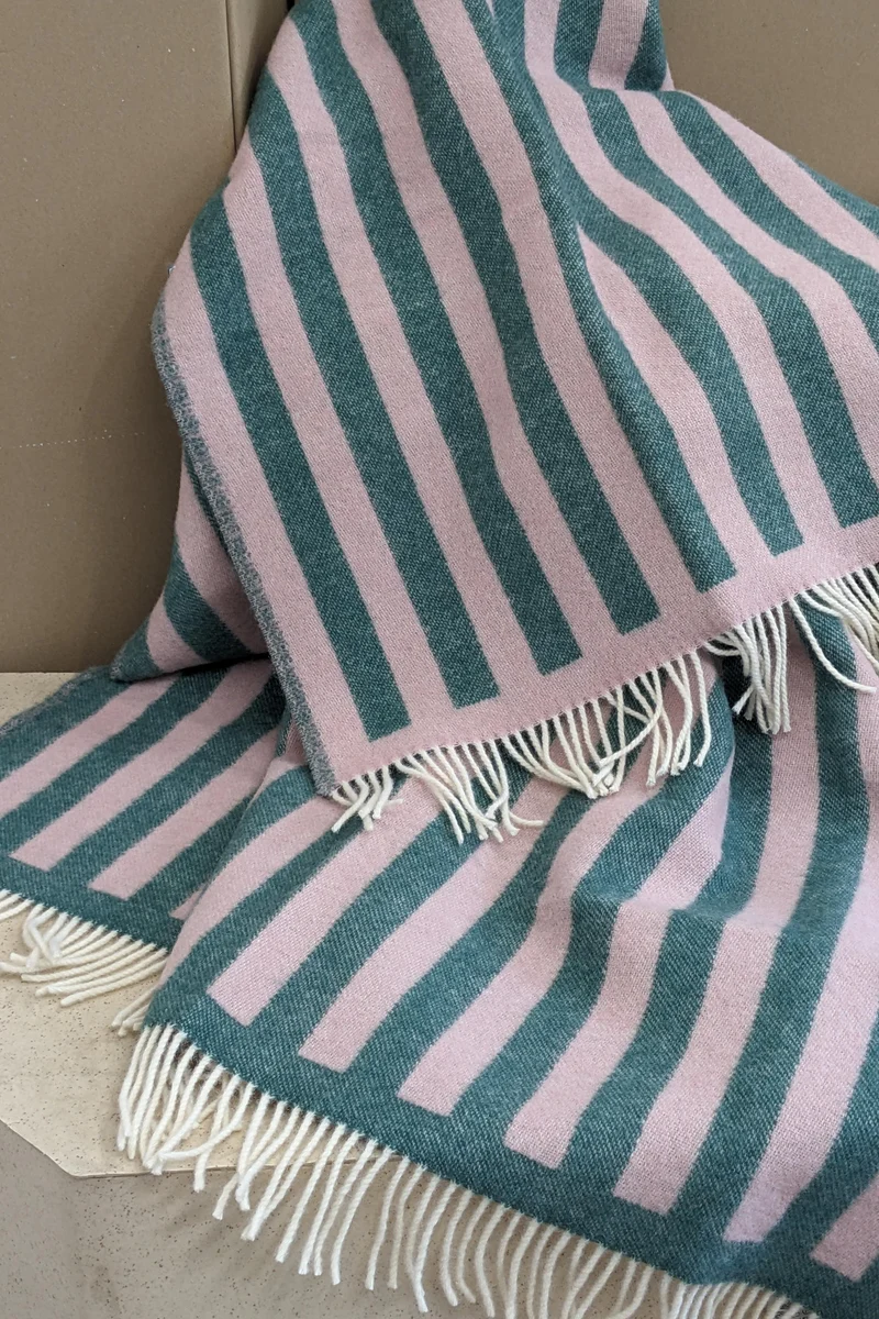 Wolldecke / Kuscheldecke STRIPES greenstone / rose