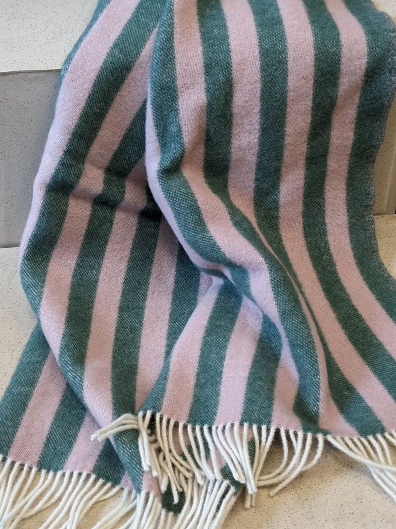 Wolldecke / Kuscheldecke STRIPES greenstone / rose