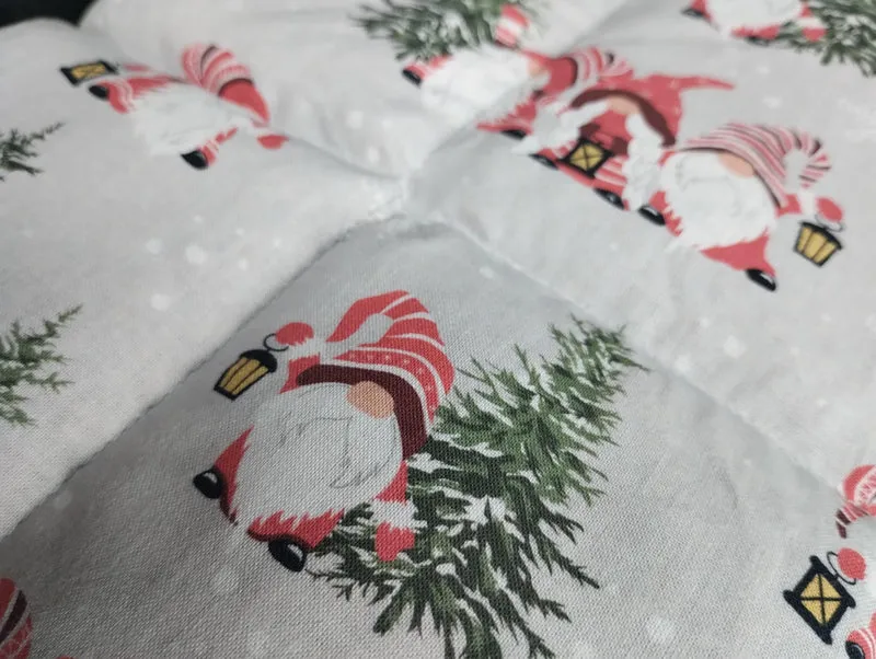 Körnerkissen Weihnachtsgnome mit Laterne und Tannen