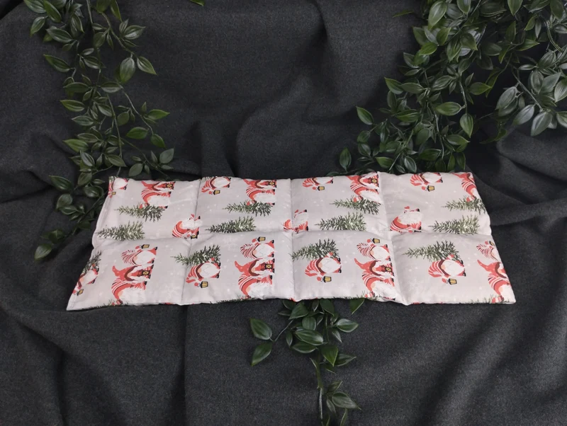 Körnerkissen Weihnachtsgnome mit Laterne und Tannen