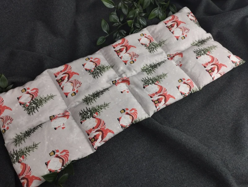 Körnerkissen Weihnachtsgnome mit Laterne und Tannen