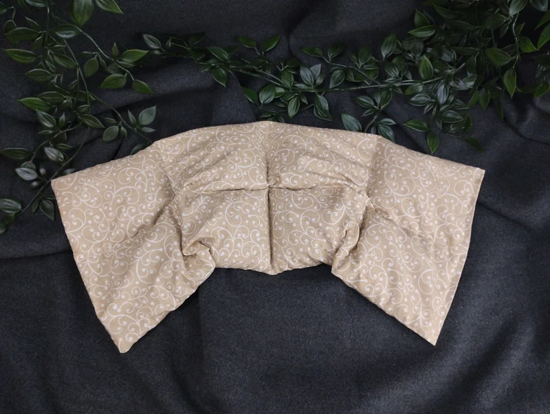 Körnerkissen Ranken in weiß auf beige