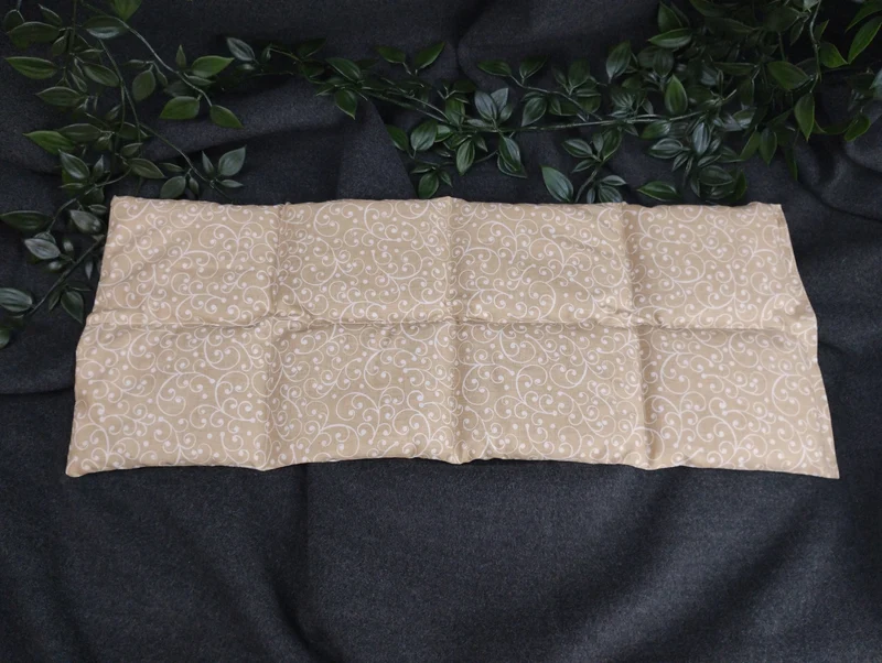 Körnerkissen Ranken in weiß auf beige