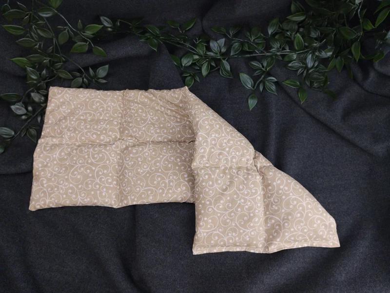 Körnerkissen Ranken in weiß auf beige