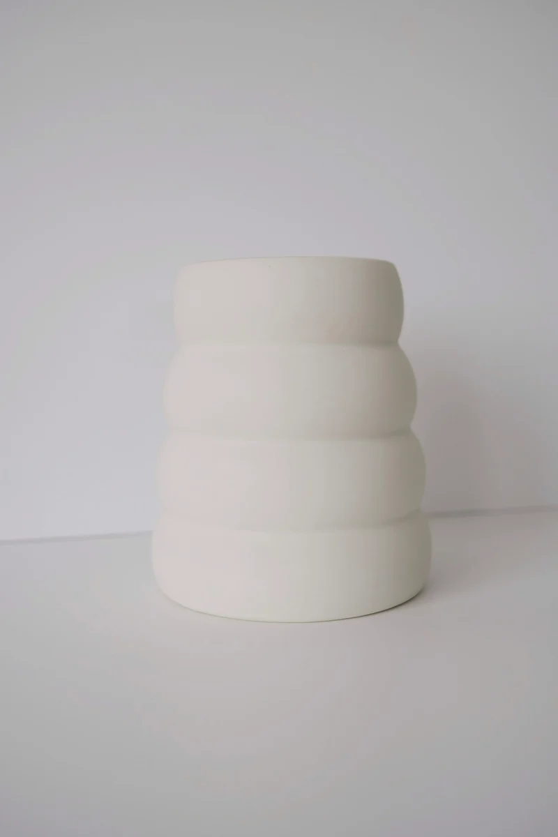 vase - donuts - beige