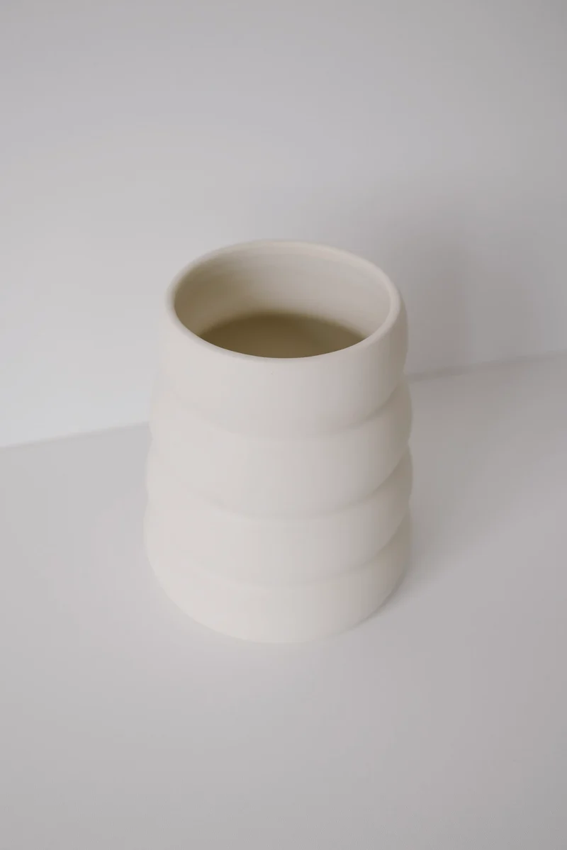 vase - donuts - beige