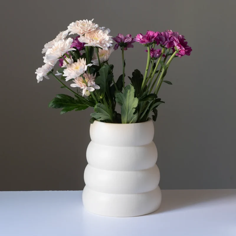 vase - donuts - beige