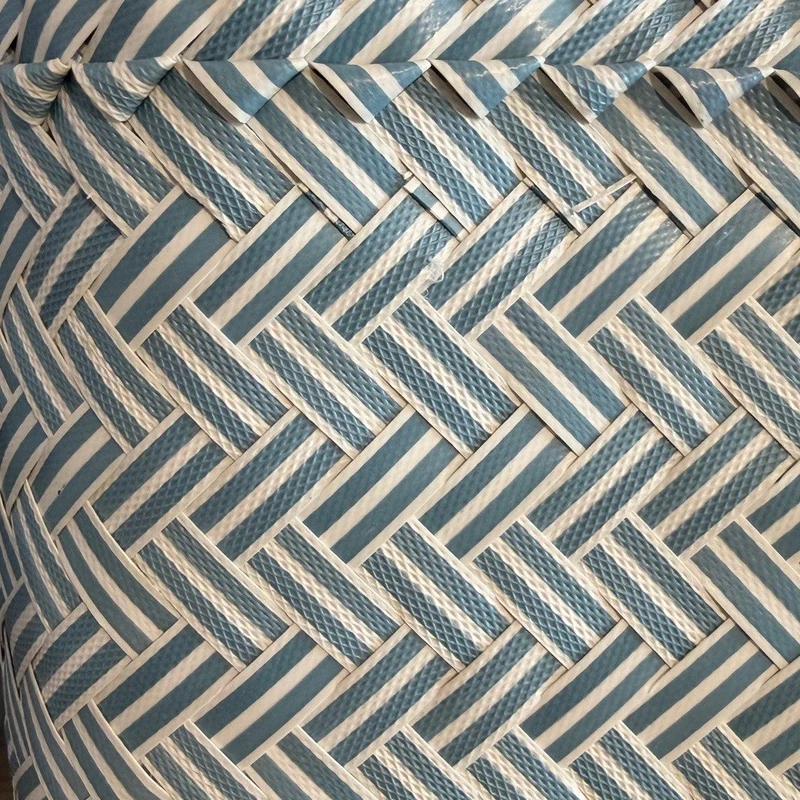 Einkaufskorb – Geflochtenes Design in Blau & Weiß