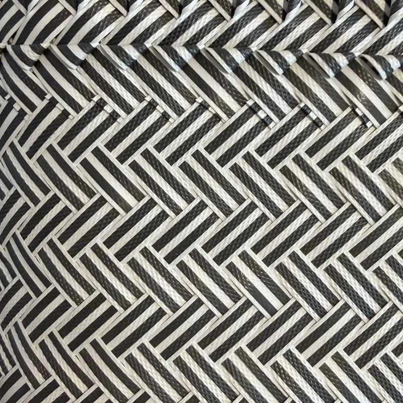 Einkaufskorb – Geflochtenes Design in Schwarz & Weiß