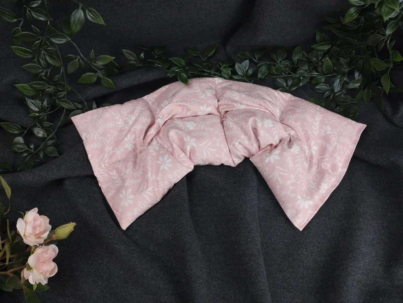 Körnerkissen Blätter und Äste in weiß auf rosa