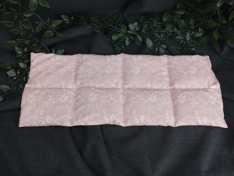Körnerkissen Blätter und Äste in weiß auf rosa