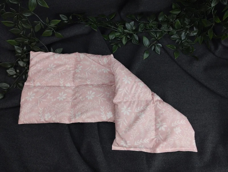Körnerkissen Blätter und Äste in weiß auf rosa