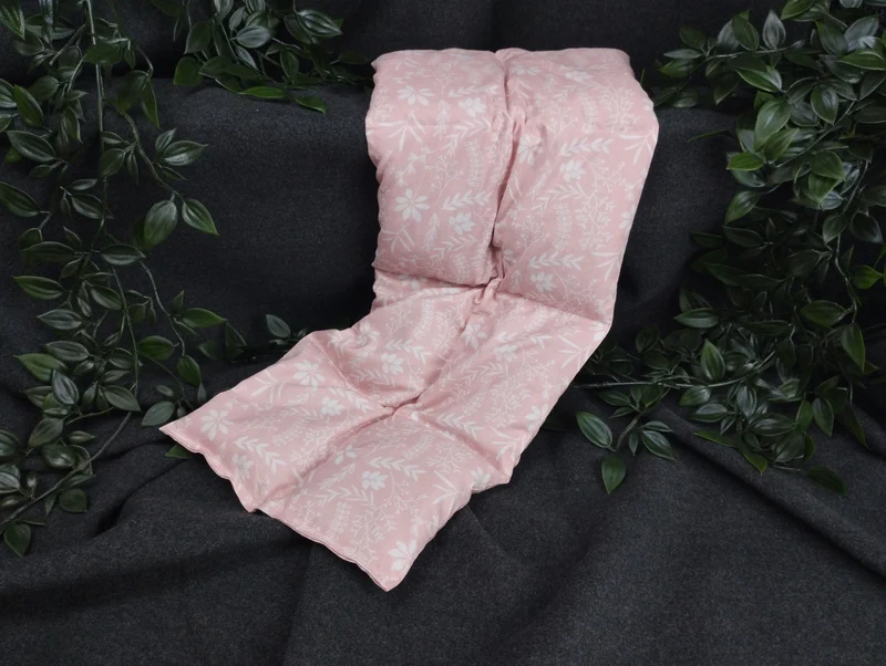 Körnerkissen Blätter und Äste in weiß auf rosa