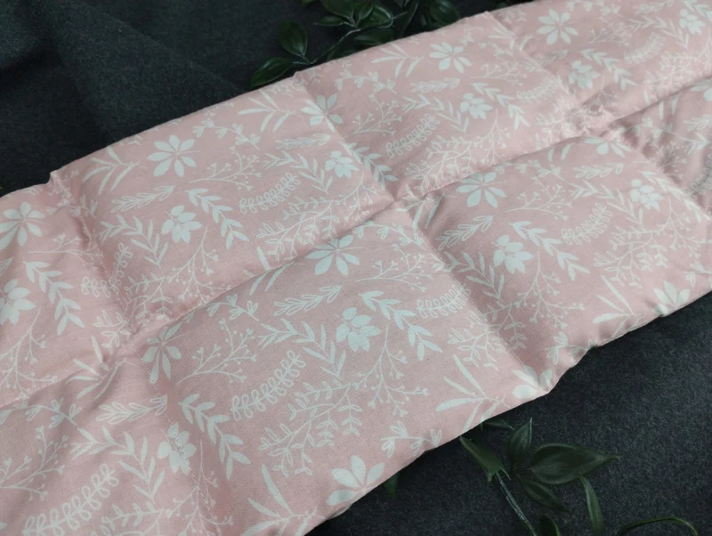 Körnerkissen Blätter und Äste in weiß auf rosa