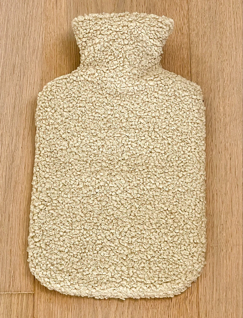 Poufet Wärmflasche | Bouclé | Beige | Handgemacht in Deutschland