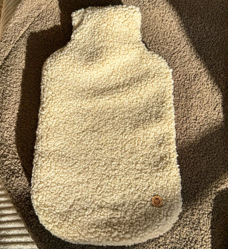 Poufet Wärmflasche | Bouclé | Beige | Handgemacht in Deutschland