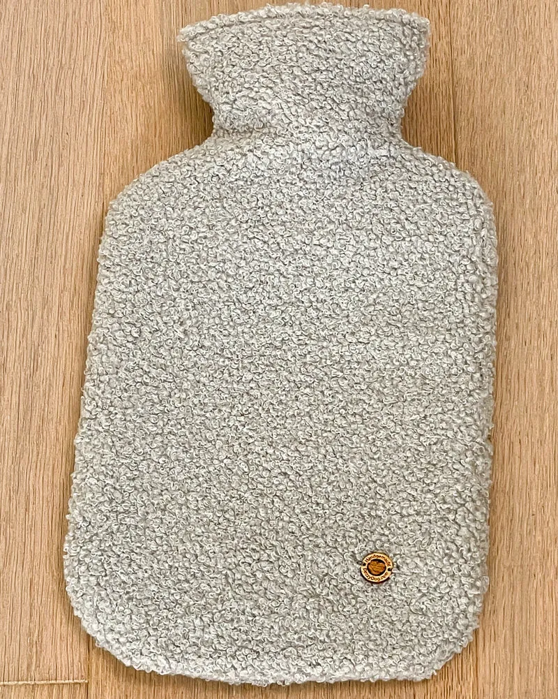 Poufet Wärmflasche | Bouclé | Hellgrau | Handgemacht in Deutschland