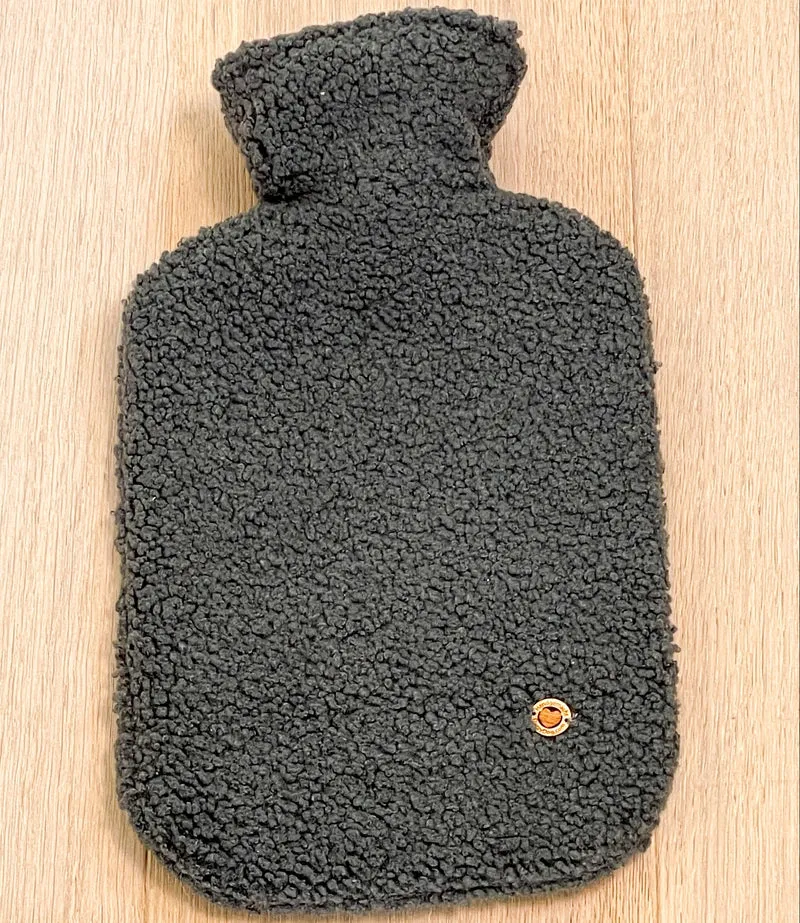 Poufet Wärmflasche | Bouclé | Anthrazit | Handgemacht in Deutschland